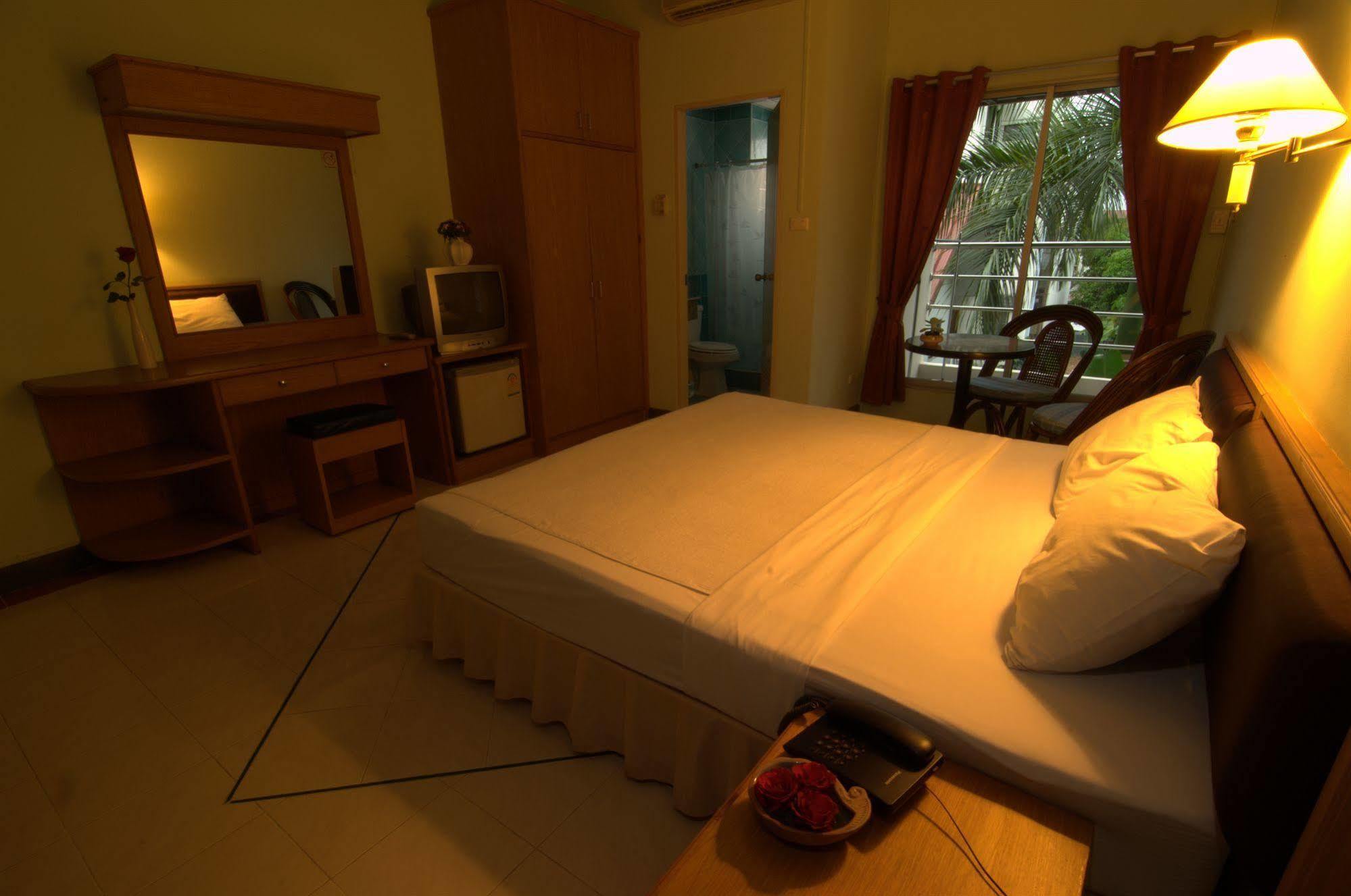 Boonthavon Aparthotel Chiang Mai Exterior photo